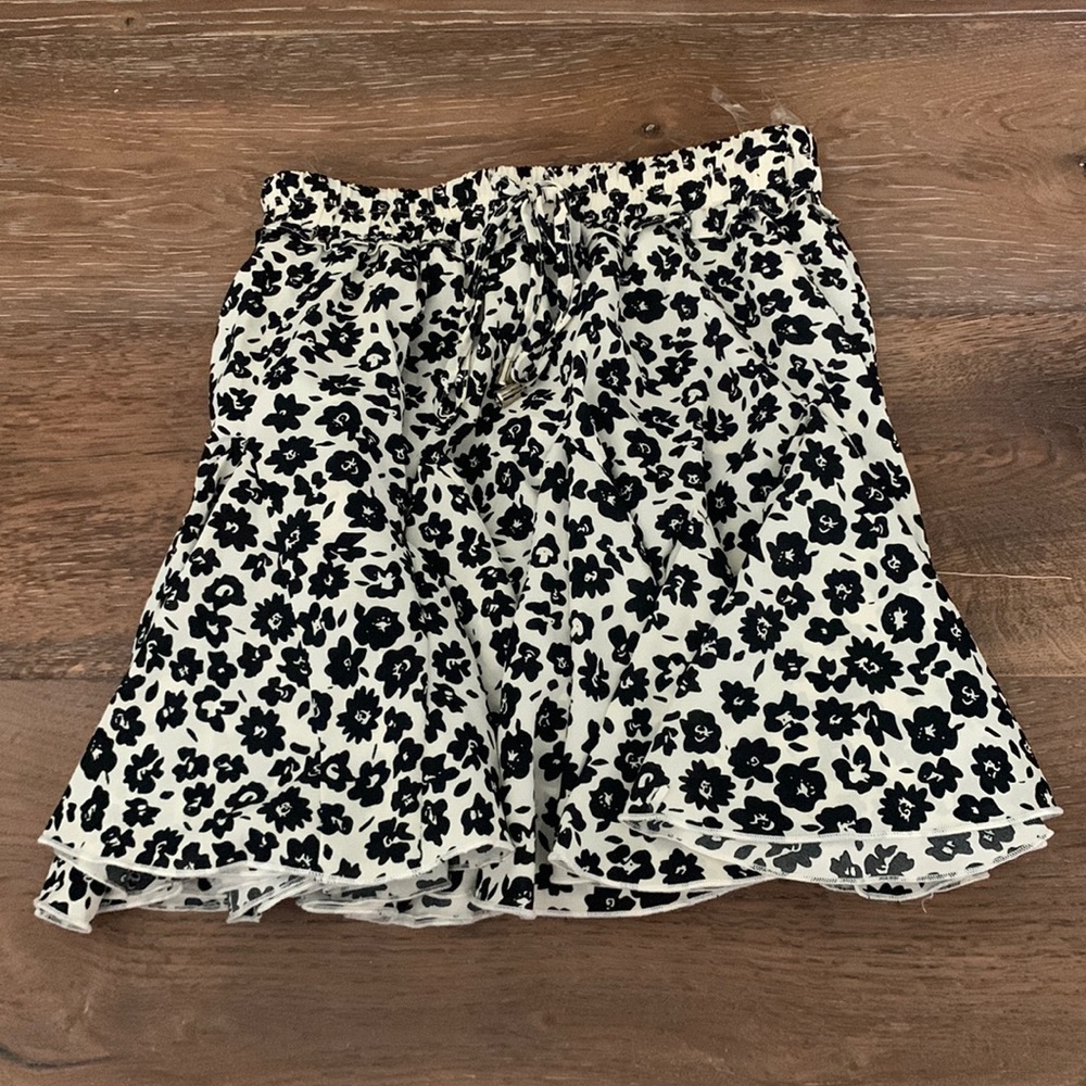 Lizard Thicket black and white floral layered skirt with shorts / size small